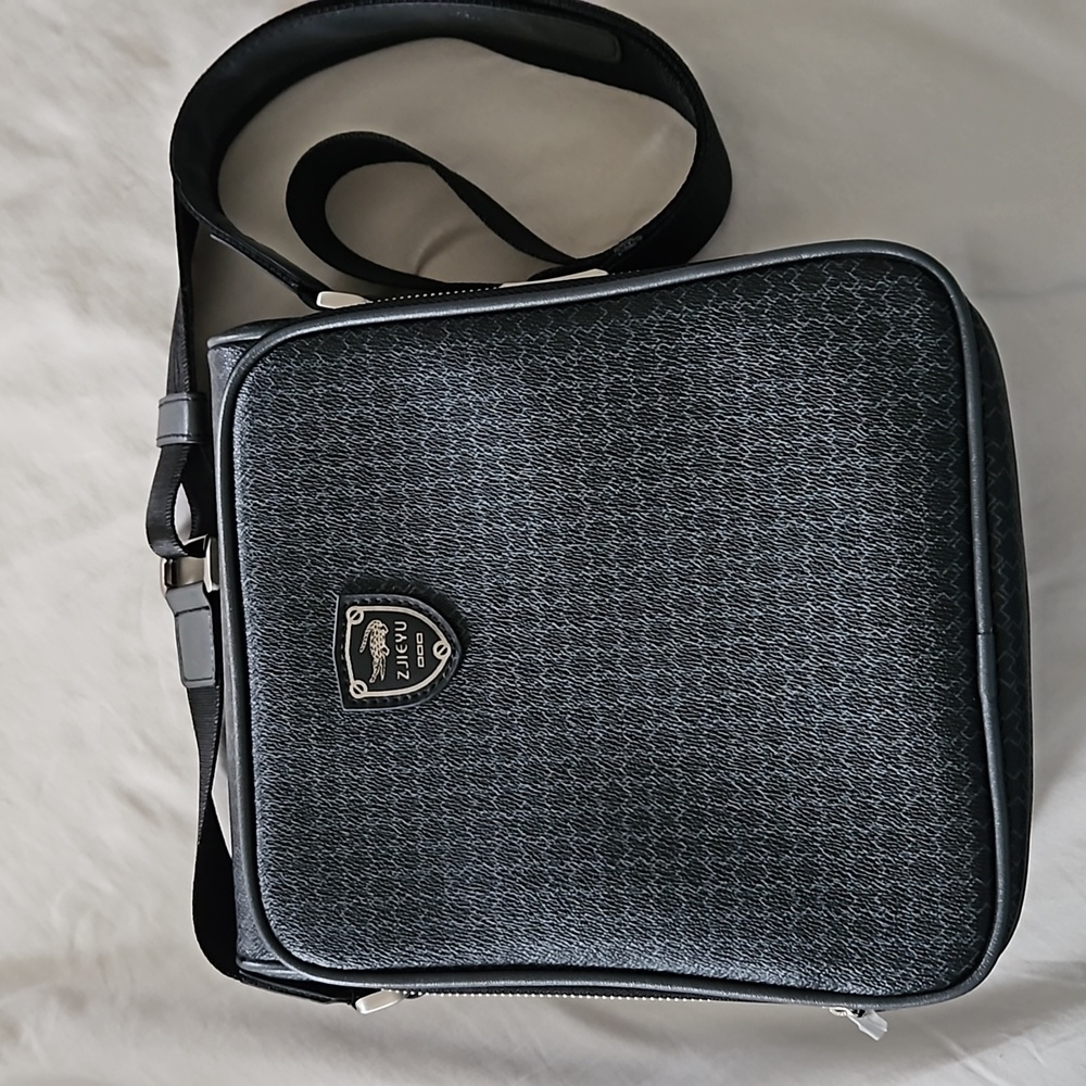 NWOT. CROSSBODY BAG.
